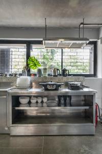une cuisine avec un grand comptoir en acier inoxydable dans l'établissement MIQ Ekkamai2 3BR Designer home Oval Bathtub 15pax, à Bangkok