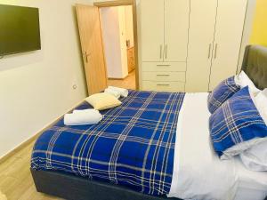 Postel nebo postele na pokoji v ubytování Royal Blue Grand Suite No 1