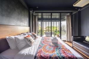 ein Schlafzimmer mit einem Bett und einem Laptop darauf in der Unterkunft MIQ Ekkamai2 3BR Designer home Oval Bathtub 15pax in Bangkok