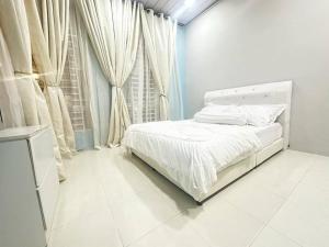 ein weißes Schlafzimmer mit einem Bett und einem Fenster in der Unterkunft SH Homestay Perlis in Kangar