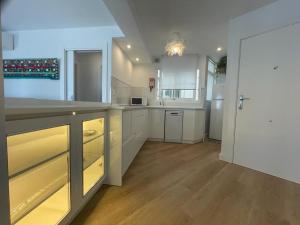 cocina grande con armarios blancos y puerta blanca en Apartamento Centro Nerja proxi playas, en Nerja