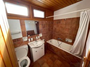 ein Badezimmer mit einem WC, einem Waschbecken und einer Badewanne in der Unterkunft Appartement 5 ch. Ski-in/out in Verbier