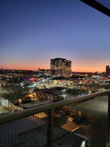 uma vista da cidade à noite a partir de uma varanda em 2bdrm/2 King beds/1Air mattress em Dallas