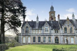 un gran edificio con una torre de reloj encima en Lofty Apartment in Plymouth en Plymouth