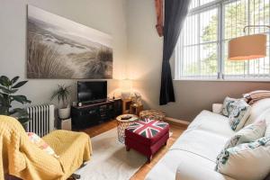 sala de estar con sofá y TV en Lofty Apartment in Plymouth en Plymouth