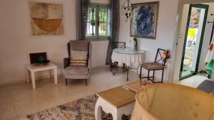 a living room with chairs and a table at La buena vida. in Málaga