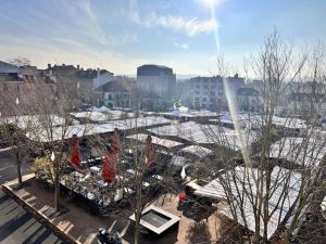 eine Luftblick auf eine Stadt mit schneebedeckten Bäumen in der Unterkunft Deux pièces, plein centre avec vue sur les toits in Le Vésinet