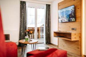 Televízia a/alebo spoločenská miestnosť v ubytovaní Hotel Alpenstüble Appartements