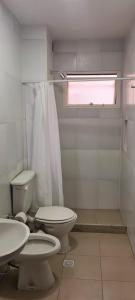 baño con aseo y lavabo y ventana en SOYSOL.DEPARTAMENTOS B° CIudad de Nieva en San Salvador de Jujuy