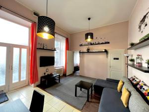 sala de estar con sofá y TV en Better Than Home Apartment Budapest en Budapest