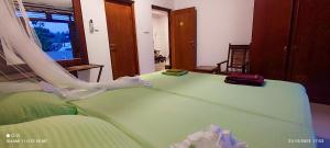 Postel nebo postele na pokoji v ubytování Villa Tanzanite Hikkaduwa