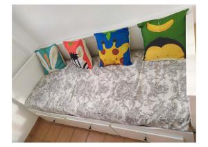 Una cama con cuatro almohadas encima. en RS HAZA DE DOÑA ANA, en Picena