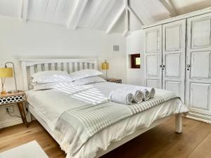 Postel nebo postele na pokoji v ubytování Charming Newlands Tiny House
