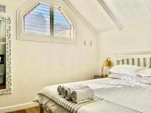 Postel nebo postele na pokoji v ubytování Charming Newlands Tiny House