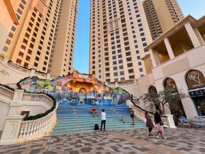 un grupo de personas bajando escaleras en una ciudad en Silvana Deluxe Hostel en Dubái