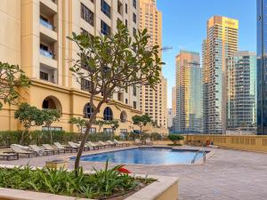 Silvana Deluxe Hostel في دبي: مسبح في وسط مدينة ذات مباني طويلة