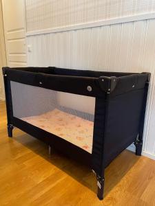 a black bunk bed with a drawer in a room at Puuppola Kotikoivu 