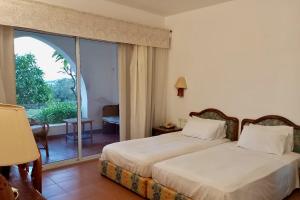 1 dormitorio con cama y ventana grande en Appartamento trilocale con vista mare Domina Coral Bay R23121, en Sharm El Sheikh