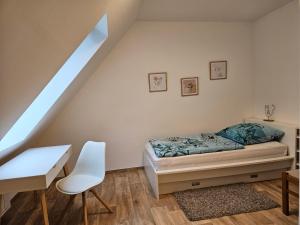 Schlafzimmer mit einem Bett, einem Schreibtisch und einem Fenster in der Unterkunft 3 Zimmerwohnung am Neuer Teich in Wolfsburg