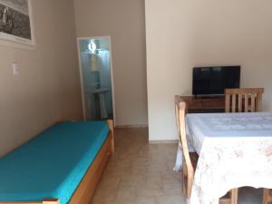 サン・ラファエルにあるDepartamento San Rafaelのベッド2台、テレビ、テーブルが備わる客室です。