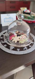 un pastel en un plato con una cúpula de cristal en una mesa en SOLE e MARE Luxury Home en San Salvo