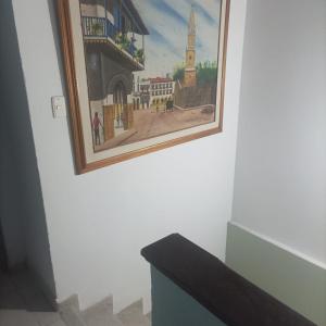um quadro pendurado numa parede ao lado de uma escada em RED HOUSE 47 em Cartagena de Indias