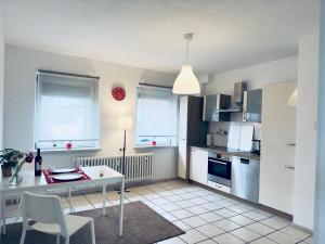 Virtuvė arba virtuvėlė apgyvendinimo įstaigoje Möbliert-Ruhige Lage- W-LAN -Netflix-Herne