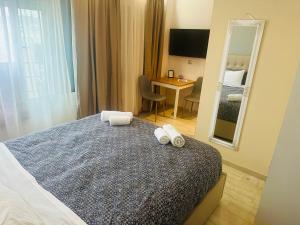 Postel nebo postele na pokoji v ubytování Royal Red suite No2 PIRAEUS PORT + 21 fotografií