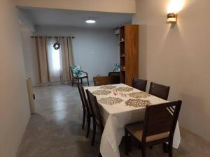 comedor con mesa y algunas sillas en Naturo Villa 16, en Poste Lafayette