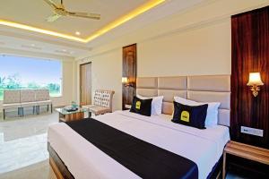 una camera con un grande letto di OYO Palette - The Grand Aryans Hotel a Calcutta