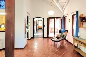 un soggiorno con un divano e una poltrona di Casa Acuario - großes Haus mit besonderem Flair a Punta del Este