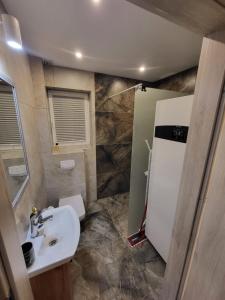 Un baño de Sosnowe Wzgórze - Wypoczynek w Zagórzu Śląskim 1 16 fotos más