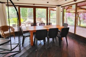 una sala da pranzo con tavolo e sedie in legno di Casa Acuario - großes Haus mit besonderem Flair a Punta del Este