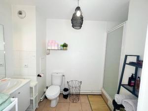 ein weißes Bad mit einem WC und einem Waschbecken in der Unterkunft Studio à 5min du Stade de France (JO 2024) in Villeneuve-la-Garenne