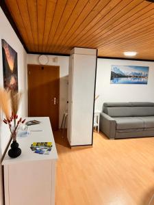 ein Wohnzimmer mit einem Sofa und einem Tisch in der Unterkunft AFA in Göschenen