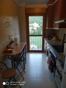 - une cuisine avec une table et un comptoir dans l'établissement Ceraca, à Pola de Somiedo