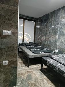 Zimmer mit 2 Betten und einem Spiegel in der Unterkunft Berić Rooms Hostel in Šabac