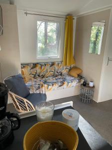 uma sala de estar com um sofá e uma janela em Au petit paradis em Camiers