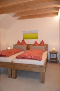 Postel nebo postele na pokoji v ubytování Ferienwohnung, 2 Zimmer, 4 bis 6 Personen, 67 qm, mit großem Balkon, entlang am Fluss, an der Aach, am Bodensee, nah am Naturschutzgebiet