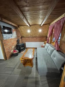un soggiorno con divano e tavolo di Casa Lidija a Kupres