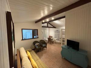 Μια τηλεόραση ή/και κέντρο ψυχαγωγίας στο Chalé com piscina na Riviera São Lourenço