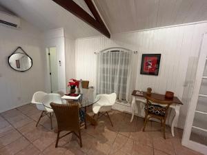 Χώρος καθιστικού στο Chalé com piscina na Riviera São Lourenço