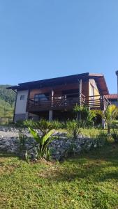 ein Haus an der Seite eines Hügels mit Gras in der Unterkunft Espaço Isha Canelinha in Canelinha + 53 Fotos