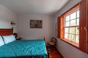 een slaapkamer met een bed en een raam bij Quinta da Xistosa - Wonderland X in Foz do Sousa