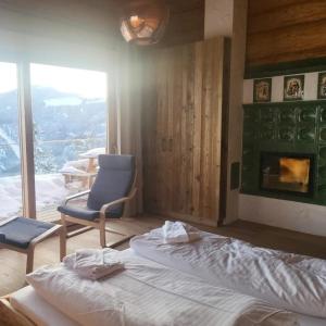 um quarto com uma cama, uma cadeira e uma janela em KlippitzStar em Bad Sankt Leonhard im Lavanttal