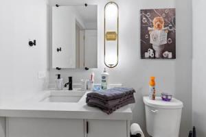 底特律的住宿－Corporate Housing by MGM，白色的浴室设有水槽和镜子