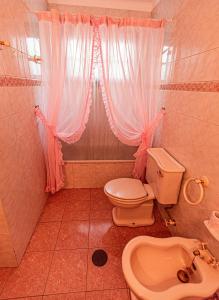 een badkamer met een toilet, een raam en een wastafel bij Quinta da Xistosa - Wonderland X in Foz do Sousa