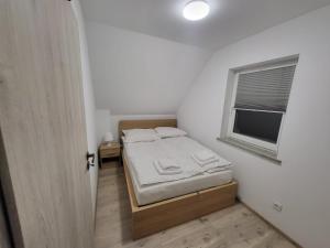 Postel nebo postele na pokoji v ubytování Sosnowe Wzgórze - Wypoczynek w Zagórzu Śląskim 3