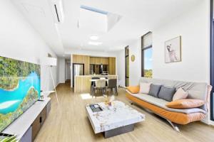 een woonkamer met een bank en een tafel bij comfy 2B apartment in Zetland in Sydney