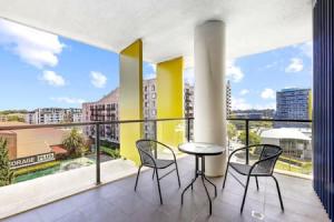 een balkon met 2 stoelen en een tafel bij comfy 2B apartment in Zetland in Sydney